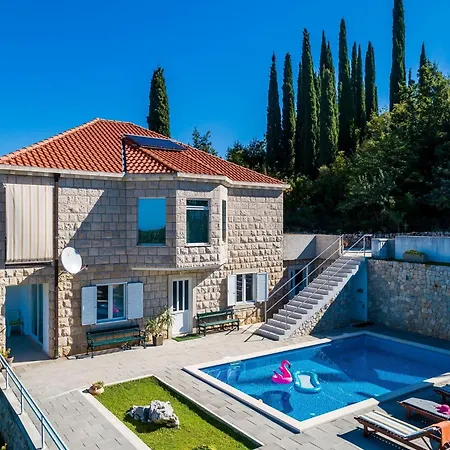 Villa Oasis Cypress - Three Bedroom With Terrace And Swimming Pool *