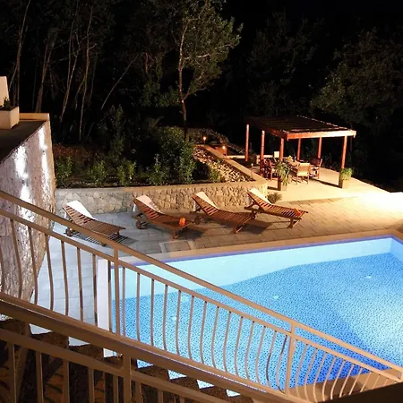 Villa Oasis Cypress - Three Bedroom With Terrace And Swimming Pool *