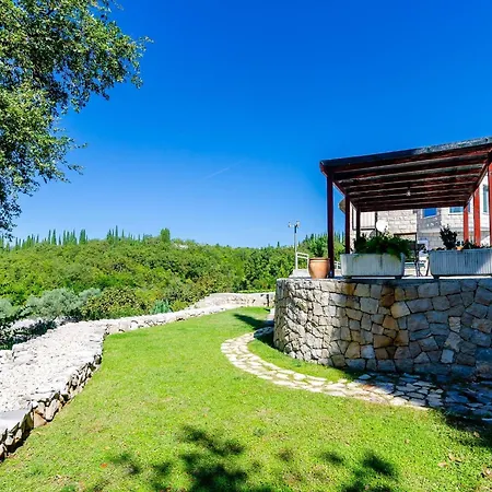 Oasis Cypress - Three Bedroom With Terrace And Swimming Pool Čilipi