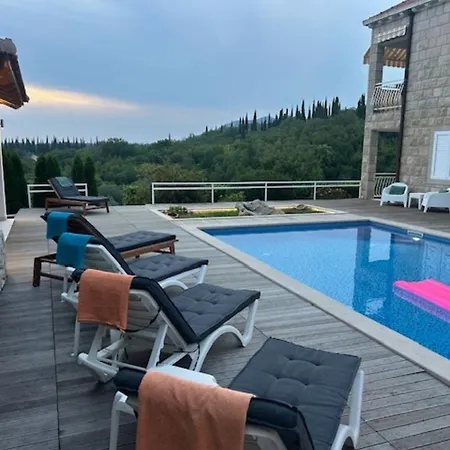 Oasis Cypress - Three Bedroom With Terrace And Swimming Pool Čilipi