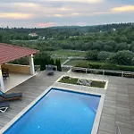 Oasis Cypress - Three Bedroom With Terrace And Swimming Pool Čilipi