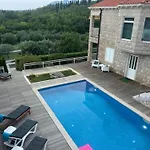 Βίλα Oasis Cypress - Three Bedroom With Terrace And Swimming Pool Čilipi