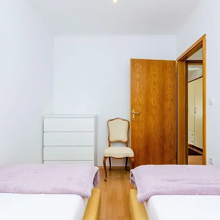 Villa Oasis Cypress - Three Bedroom With Terrace And Swimming Pool