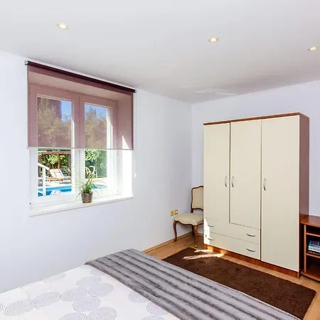 Villa Oasis Cypress - Three Bedroom With Terrace And Swimming Pool *