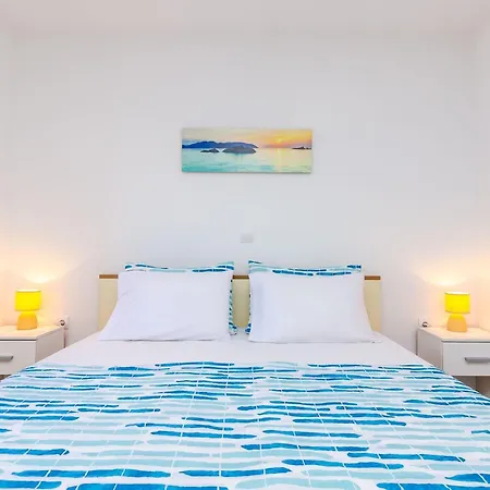 Oasis Cypress - Three Bedroom With Terrace And Swimming Pool Čilipi