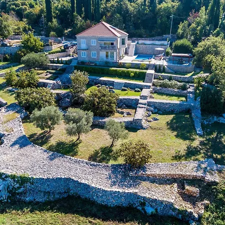 Villa Oasis Cypress - Three Bedroom With Terrace And Swimming Pool