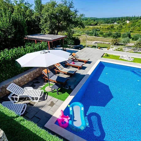 Villa Oasis Cypress - Three Bedroom With Terrace And Swimming Pool Čilipi
