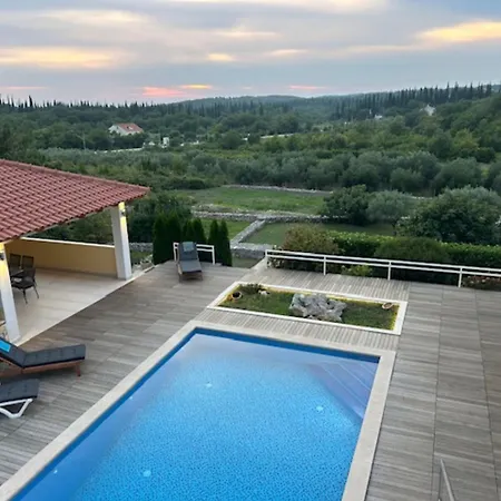 Oasis Cypress - Three Bedroom With Terrace And Swimming Pool Čilipi