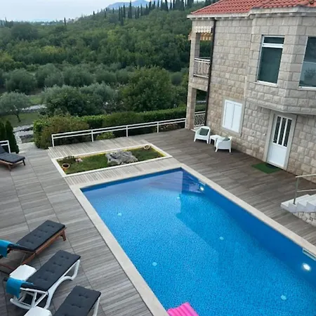 Villa Oasis Cypress - Three Bedroom With Terrace And Swimming Pool Čilipi